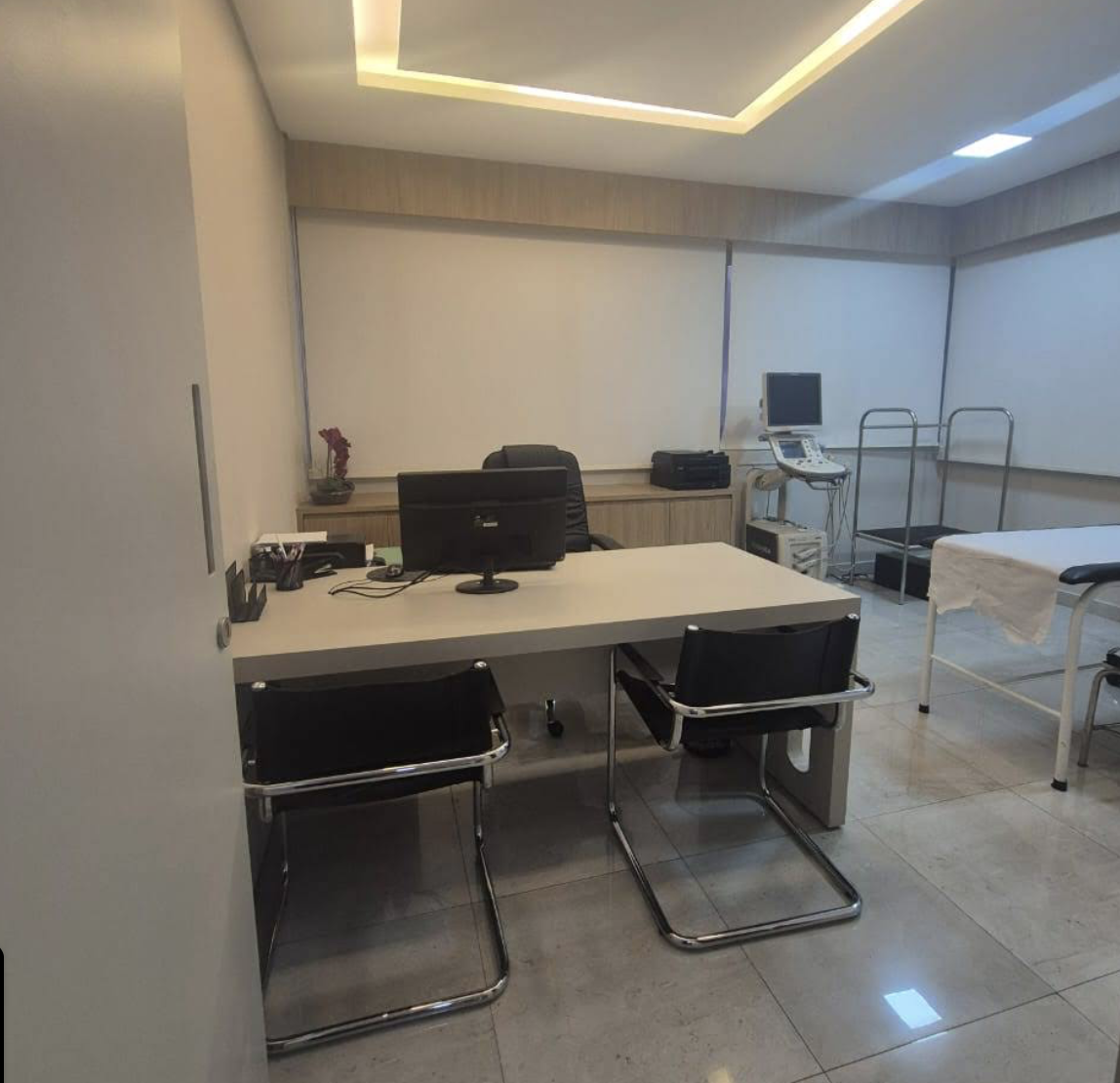 Sala de atendimento com equipamento de ultrassom Doppler na Clínica Salute SJC