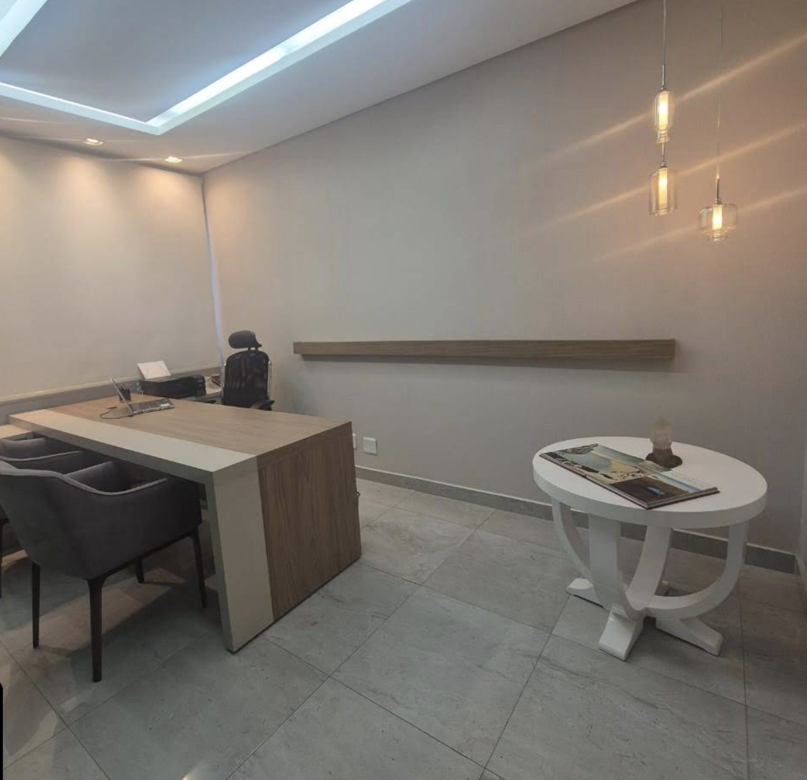 Consultório com iluminação elegante e decoração moderna na Clínica Médica Salute